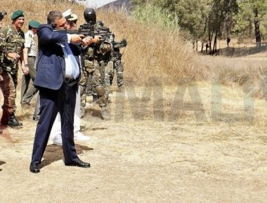 Ο Π.Καμμένος πήρε το... όπλο του - Ο ΥΕΘΑ έριξε με το P-90 στην Κύπρο